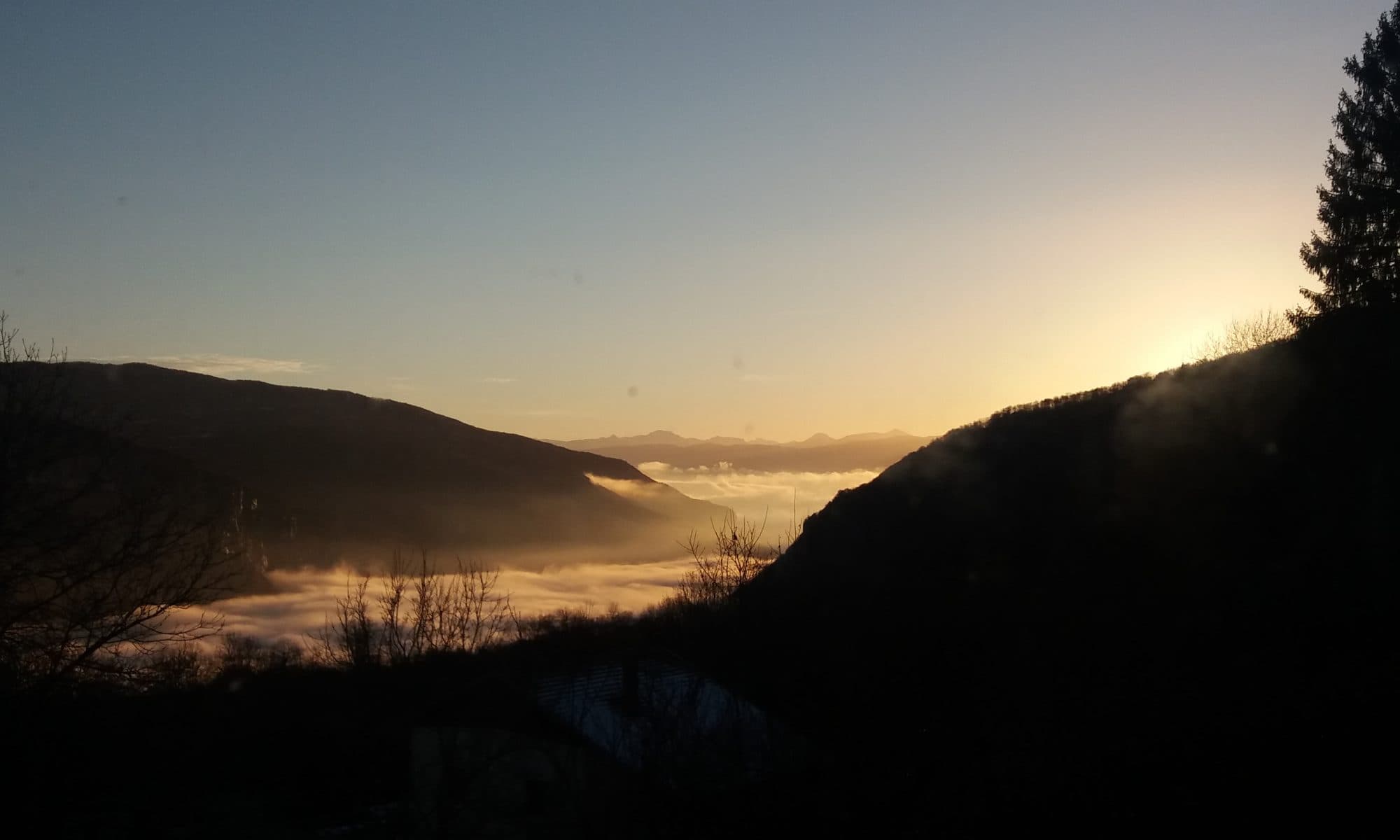 Vue panoramique du Bugey au crépuscule